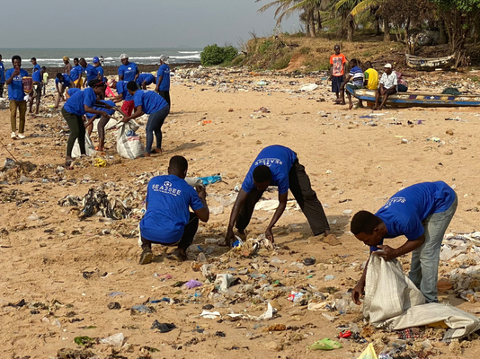 Sea2see Müllsammler am Strand in Ghana