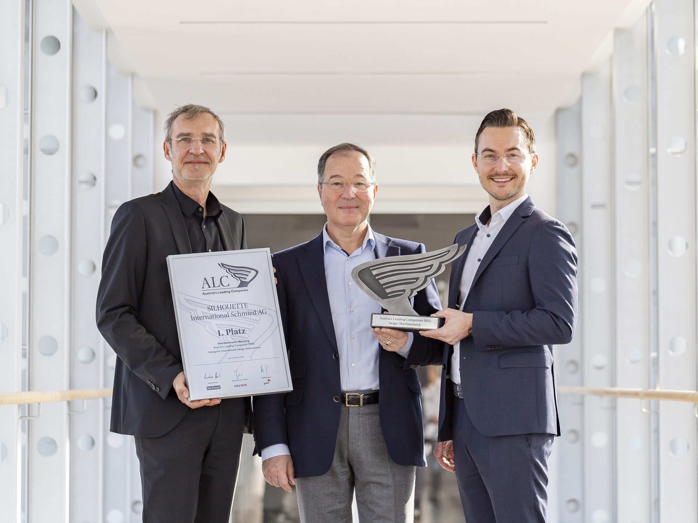 Thomas Windischbauer( COO), Reinhard Mahr (CEO and CFO), Michael Schmied (CMO) mit der Trophäe bei Austria’s Leading Company 2022