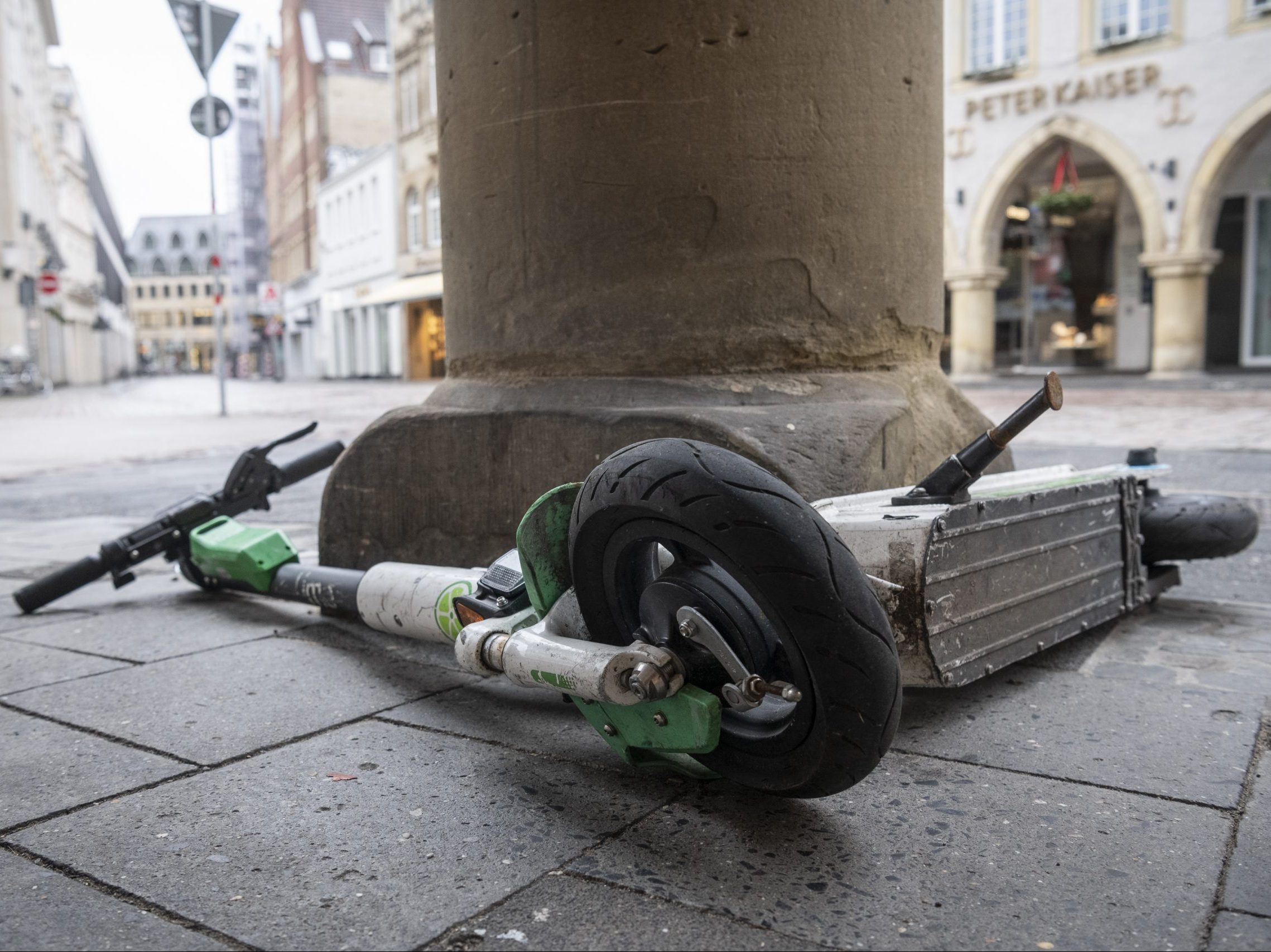 Unachtsam abgestellter E-Roller in Stadt als Unfallrisiko