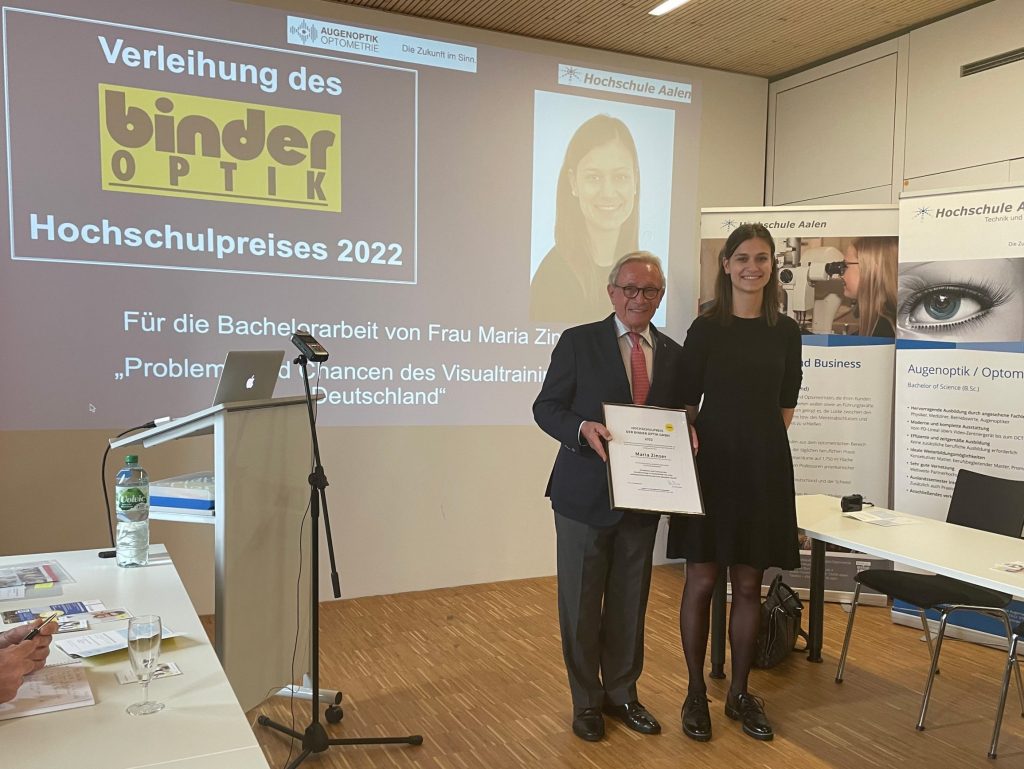 Maria Zinser von der Hochschule Aalen erhält den Binder Optik Preis 2022 von Dr. Helmut Baur.