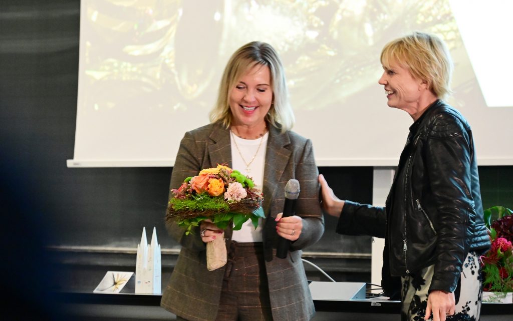 Blumen für die Moderatorin Britta Wiegand