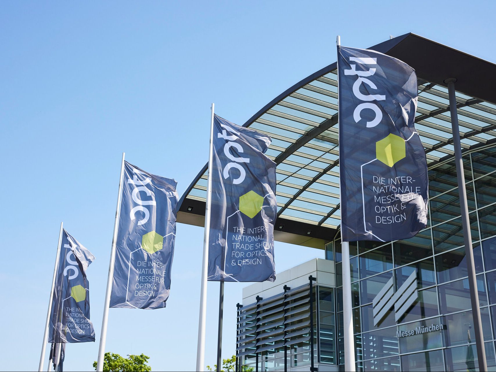 Wehende Banner der Fachmesse Opti auf dem Messegelände München