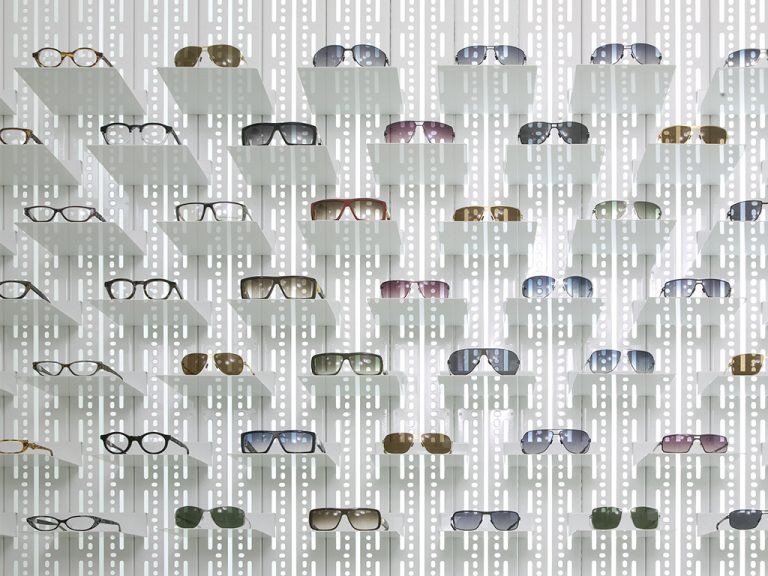 Eine Wand mit verschiedenen Brillen.