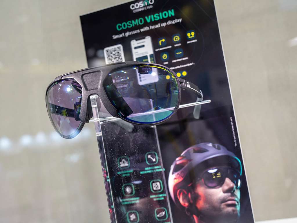 Cosmo: Smart Glasses für Fahrrad- und Motorradfahrer mit Head-up-Dis­play. Per Handy-Bluetooth werden Smartphonedaten auf die Brille übertragen.