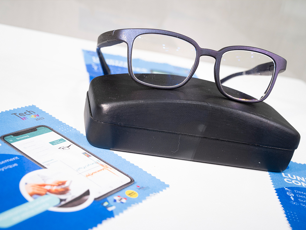 Ellcie Healthy: Smart Glasses, beim dem die Sicherheit für den Brillenträger im Vordergrund steht. Dank einer intelligent vernetzten Brille sollen Autofahrer beispielsweise in Echtzeit benachrichtigt werden, wenn ein Mangel an Wachsamkeit festgestellt wird. Zudem soll die Datenbrille automatisch Stürze erkennen können und bei Gefahr Hilfe alarmieren. Auch auf dem Gebiet des Gesundheits- und ­Aktivitäts-Trackings soll sie am Markt positioniert werden. Die Brille ermöglicht die Überwachung der körperlichen Aktivität der Menschen, wie z.B. die Anzahl der Schritte pro Tag, die einen wertvollen Hinweis auf die verbrauchte Energie gibt.
