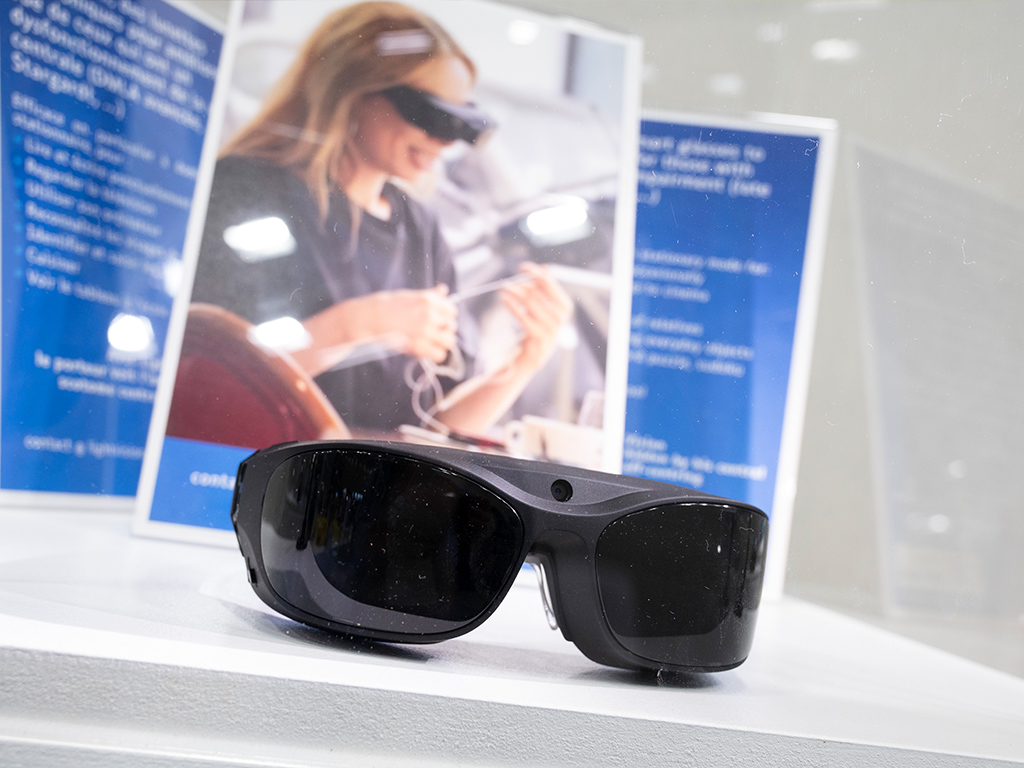 Light Vision: Anwendungsgebiet ist die Ophthalmologie mit der Zielgruppe AMD-Betroffene. Dank Eyetracking-Technologie erkennt die Brille die noch gesunden Bereiche der Netzhaut des leistungsstärksten Auges und projiziert auf diese Bereiche das Bild, welches der Besitzer sehen möchte.