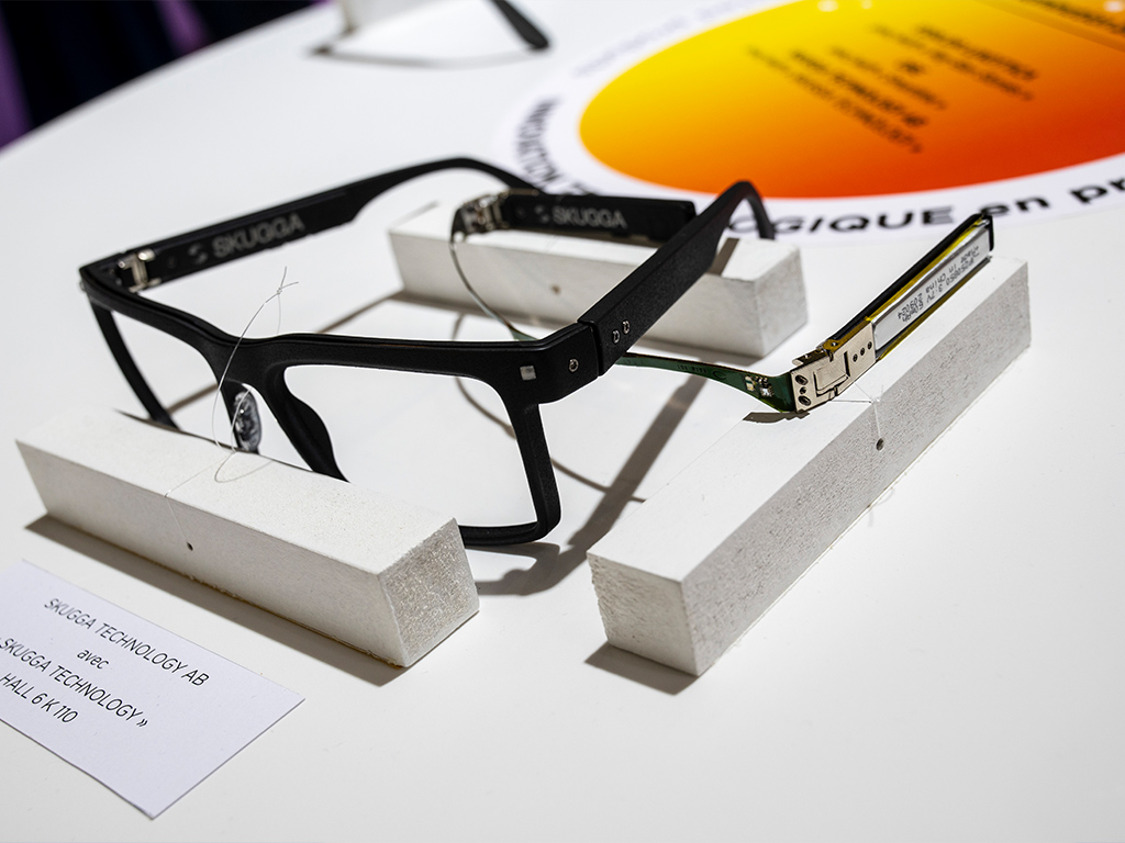 Skugga: Geht es nach Skugga, ist jetzt Schluss mit klobigen Datenbrillen. Das Unternehmen stellte in Paris ein elektronisches Modul vor, das in Brillen mit designorientiertem Design eingebaut werden kann. Es ist auf Massenproduktion ausgelegt und soll für eine Vielzahl von Fassungen aus unterschiedlichen Materialien wie Acetat, 3D-gedrucktes Polymer und spritzgegossene Kunststofffassungen geeignet sein. Mit der Skugga-Technologie haben Brillenträger per Bluetooth auf Bewegungs- und Umgebungssensordaten, Benachrichtigungen, Navigation oder andere Funktionen von Apps Zugriff.