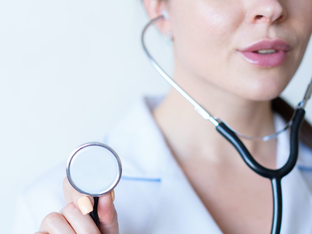 Ärztin/Krankenschwester mit Stetoskop
