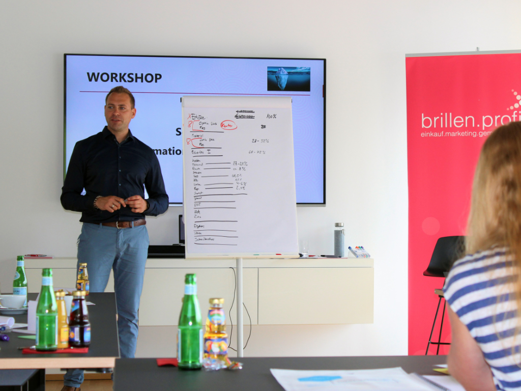 Brillen-Profi-Unternehmensberater Gerd Philipp Ruiner beim 2-tägigen Gründungsworkshop „Mit Sicherheit selbständig!" in Kaufbeuren.