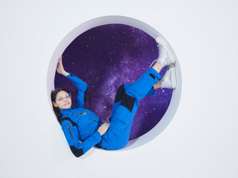 Silhouette: „Space Odyssey“ mit Astronautin in Ausbildung