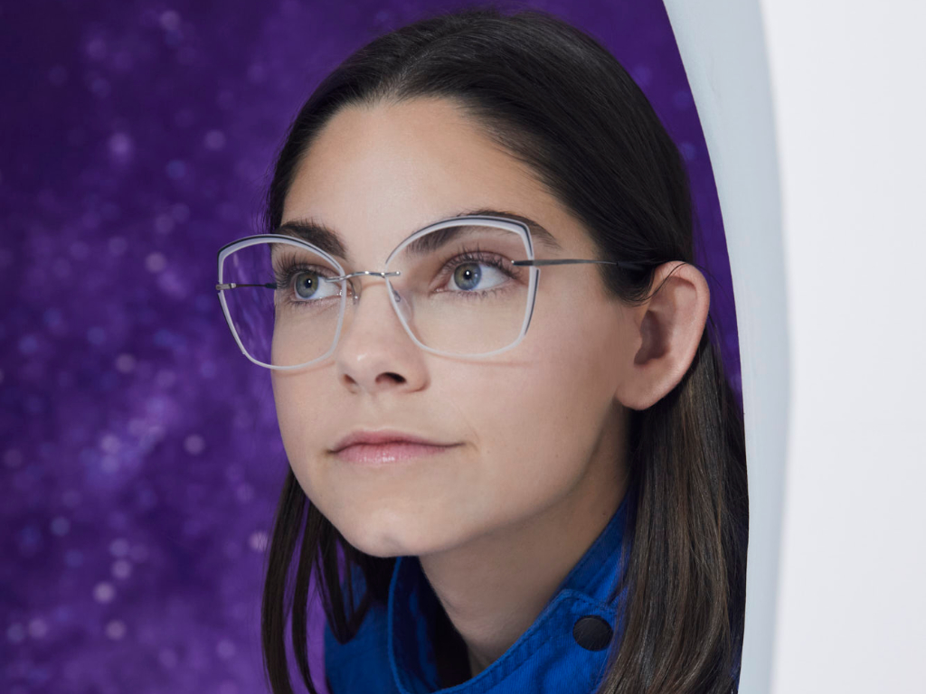 Brillenträgerin und Nachwuchsastronautin Alyssa Carson trägt Silhouette Brille