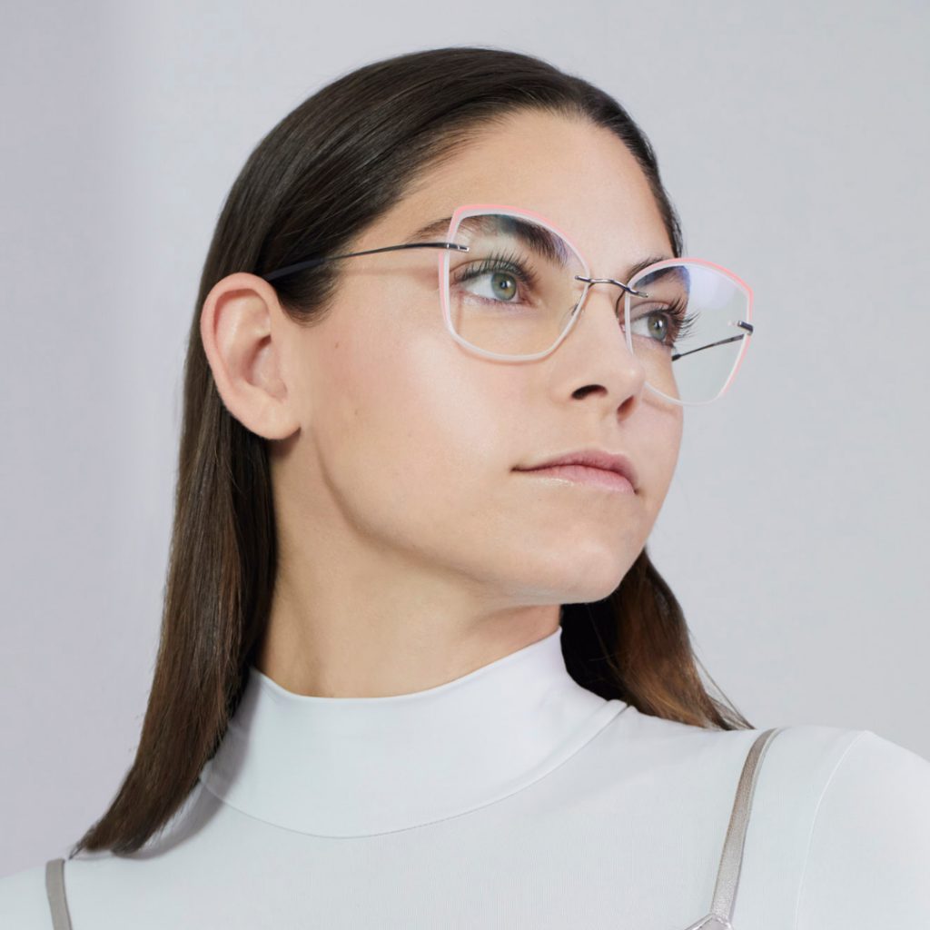 Brillenträgerin und Nachwuchsastronautin Alyssa Carson trägt Silhouette Brille