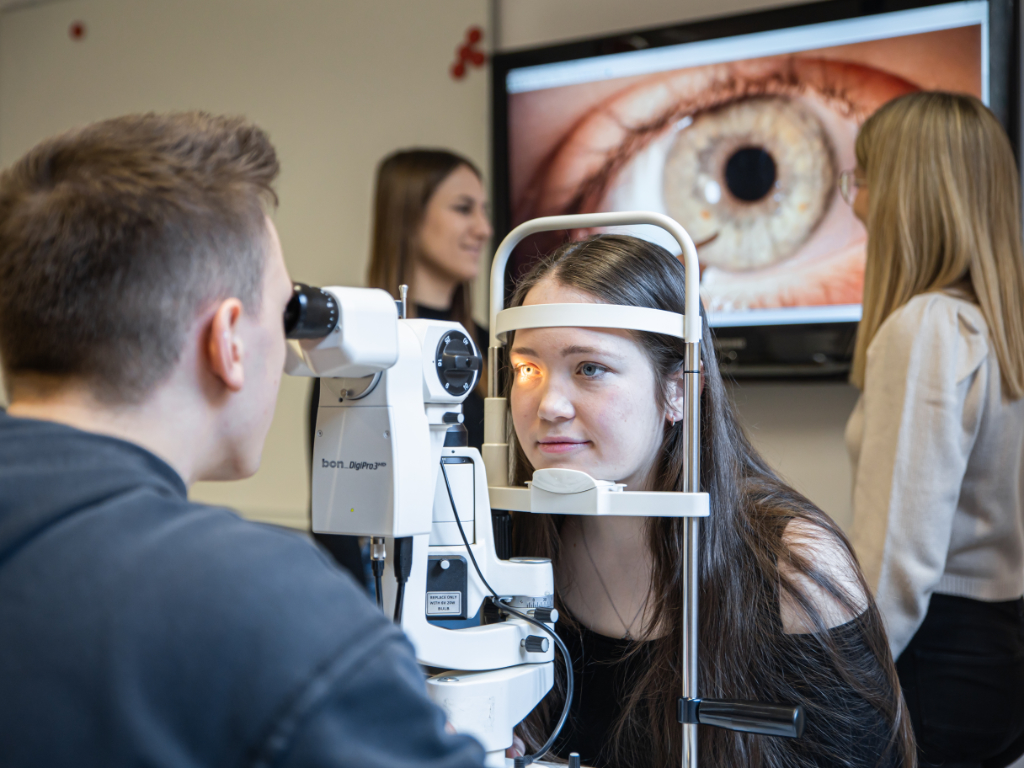 Augenoptik/Optometrie-Studenten der Hochschule Aalen