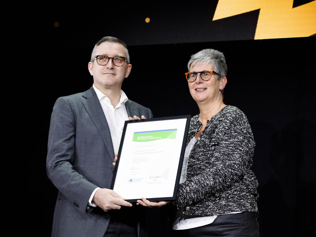 International Optician of the Year Award 2022-Gewinner Grant Hannaford erhält die Auszeichnung von der IOA-Vorsitzenden Fiona Anderson.