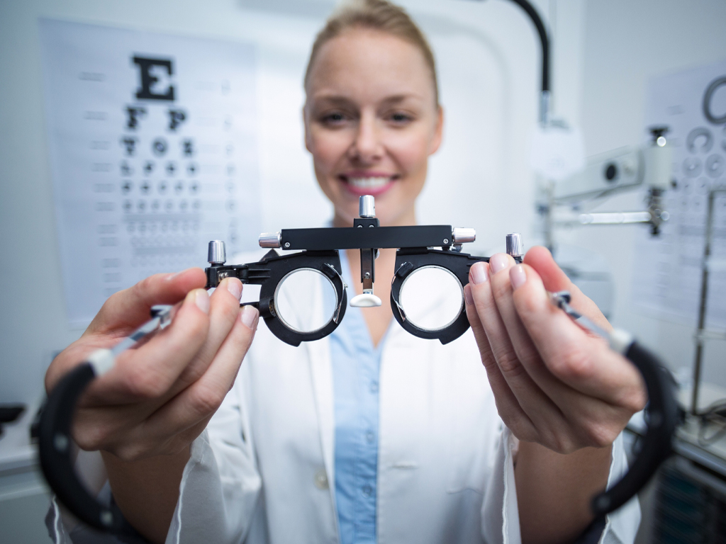 Bild einer Optikerin mit einer Messbrille.