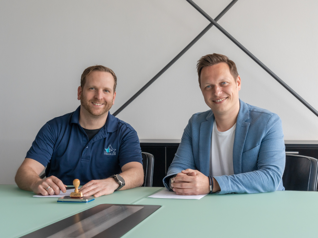 Matthias Kirchhübel und Johannes Schubart unterzeichnen die verlängerte Partnerschaft zwischen Oculus und Optiswiss