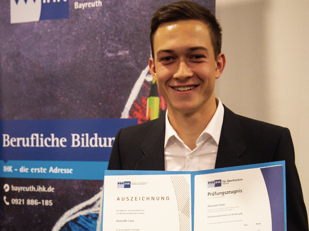 Alexander Lang von Rupp + Hubrach (R+H) präsentiert sein Azubi-Prüfungszeugnis