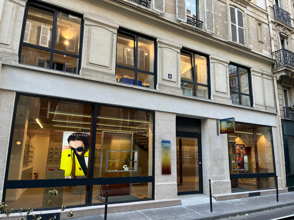 Außenansicht des Pariser Flagship-Store „DEGree“ von Design Eyewear Group