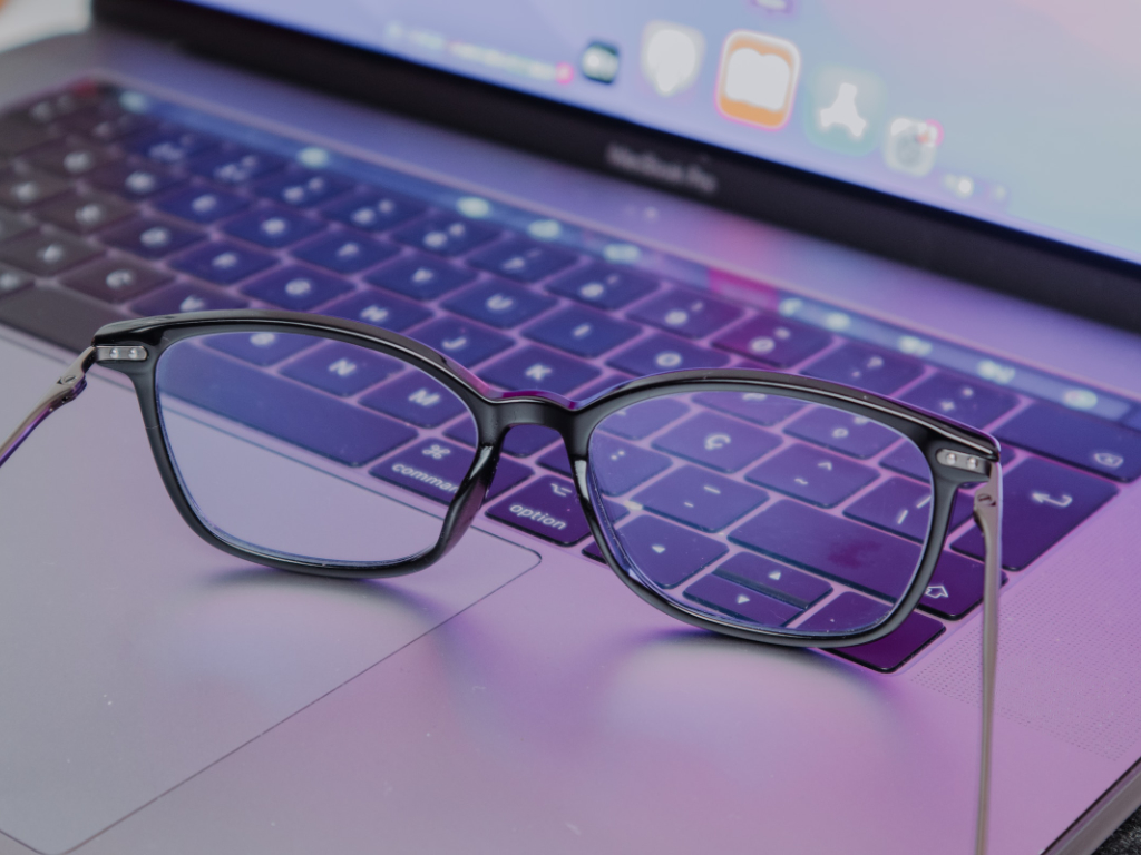 Brille mit Blaulichtfilterung vor PC-Bildschirm