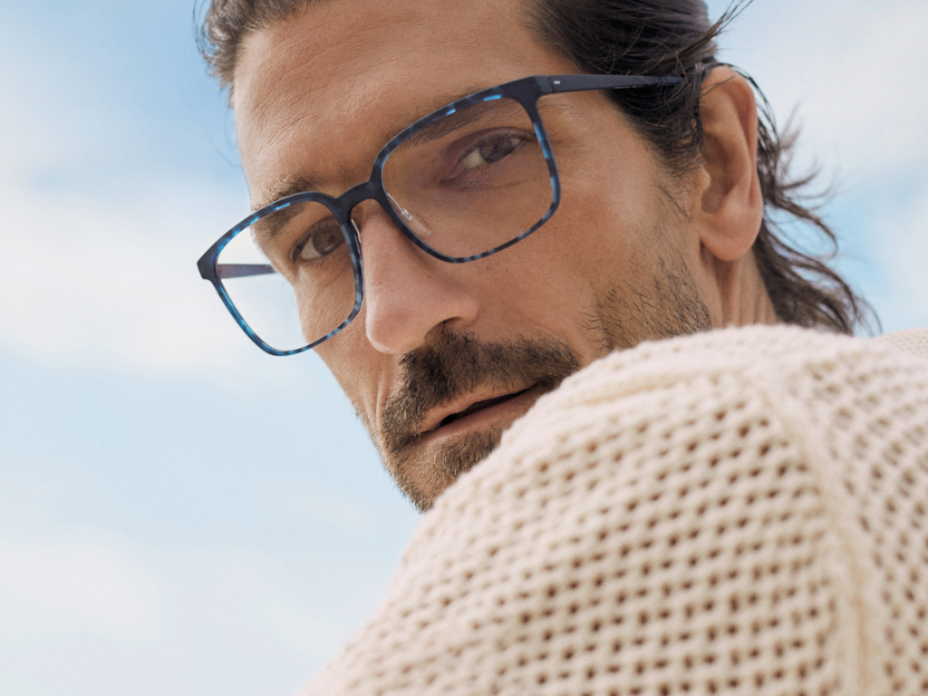 Männliches Model trägt Silhouette-Brillenfassung Vivid Sky