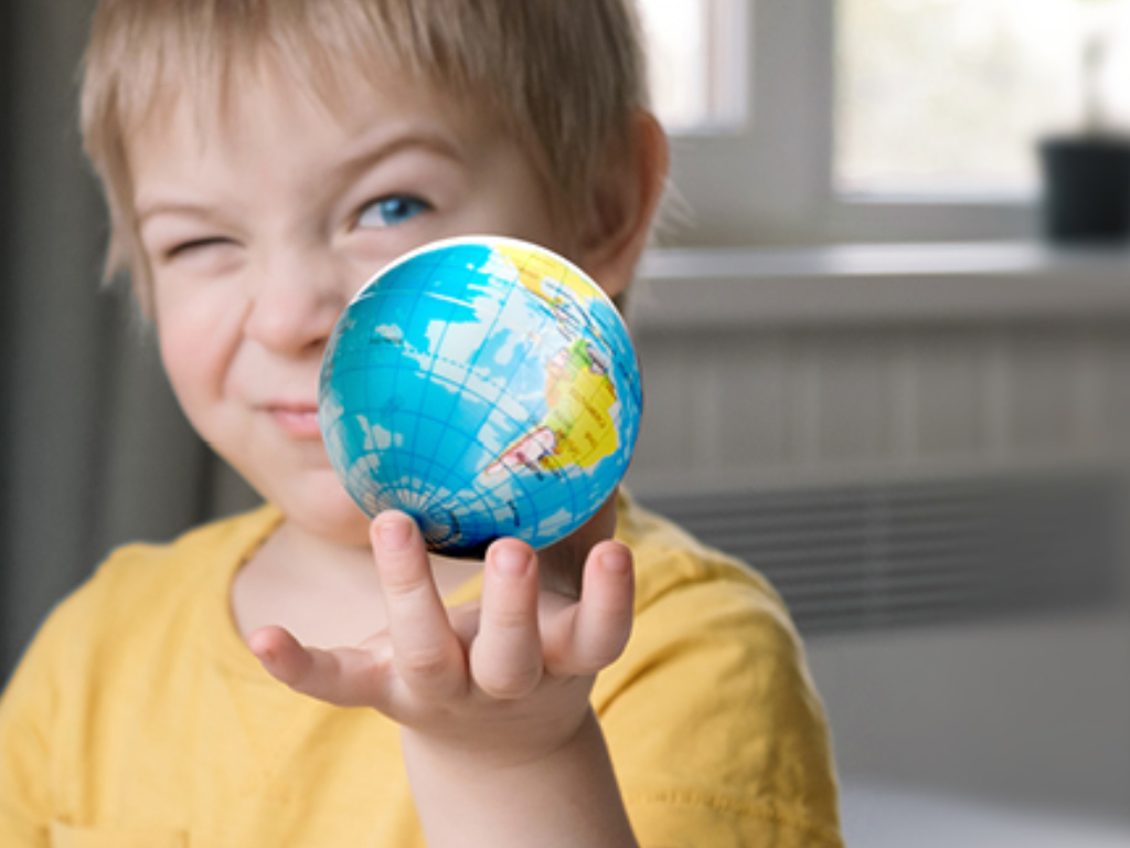 Visual „Woche des Sehens 2023“ – Kind mit Mini-Globus