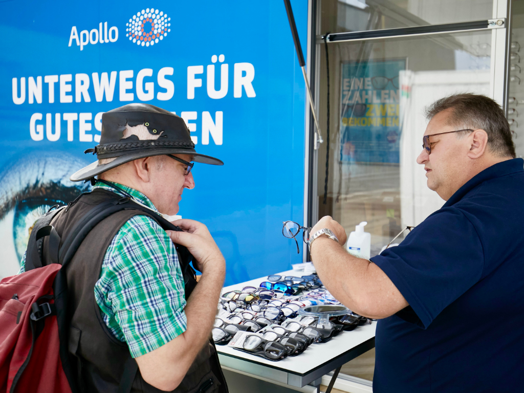 Das Team von Apollo Optik auf dem „Dock“ in Hamburg Ende August 2023