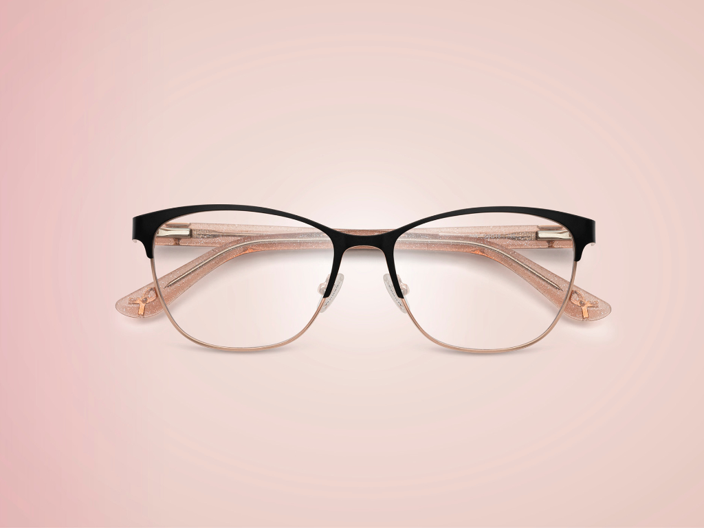 Brille von Guess Eyewear und Marcolin mit rosa Schleife am Bügel als Zeichen gegen Brustkrebs
