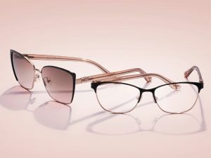 Sonnenbrille und optische Brillenfassung von Guess Eyewear und Marcolin mit rosa Schleife am Bügel als Zeichen gegen Brustkrebs