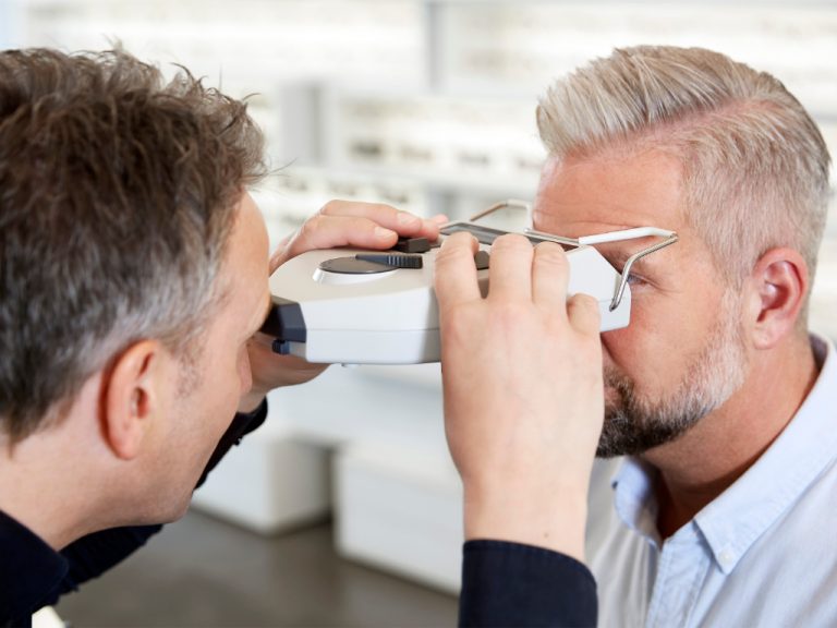 ZVA: Brillen-Anpassung nur beim Augenoptiker vor Ort