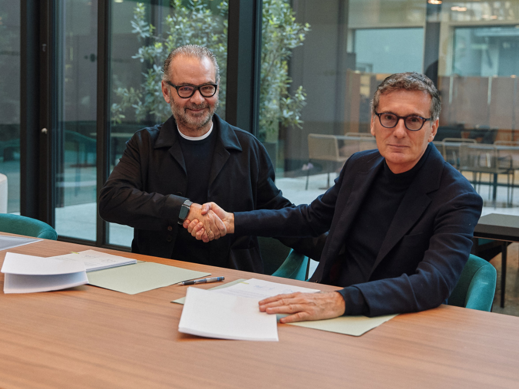 Remo Ruffini, Vorsitzender und CEO von Moncler mit Francesco Milleri, Vorsitzender und CEO von EssilorLuxottica bei der Vertragsunterzeichnung einer neuen Lizenzvereinbarung zwischen beiden Unternehmen