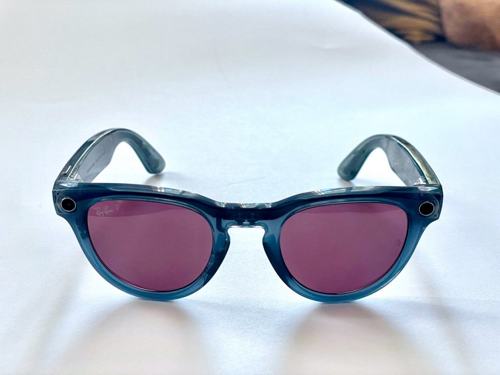 Die Testbrille: Ray-Ban Meta Headliner in Jeans-Blau und mit rötlichen polarisierenden Sonnenschutzgläsern