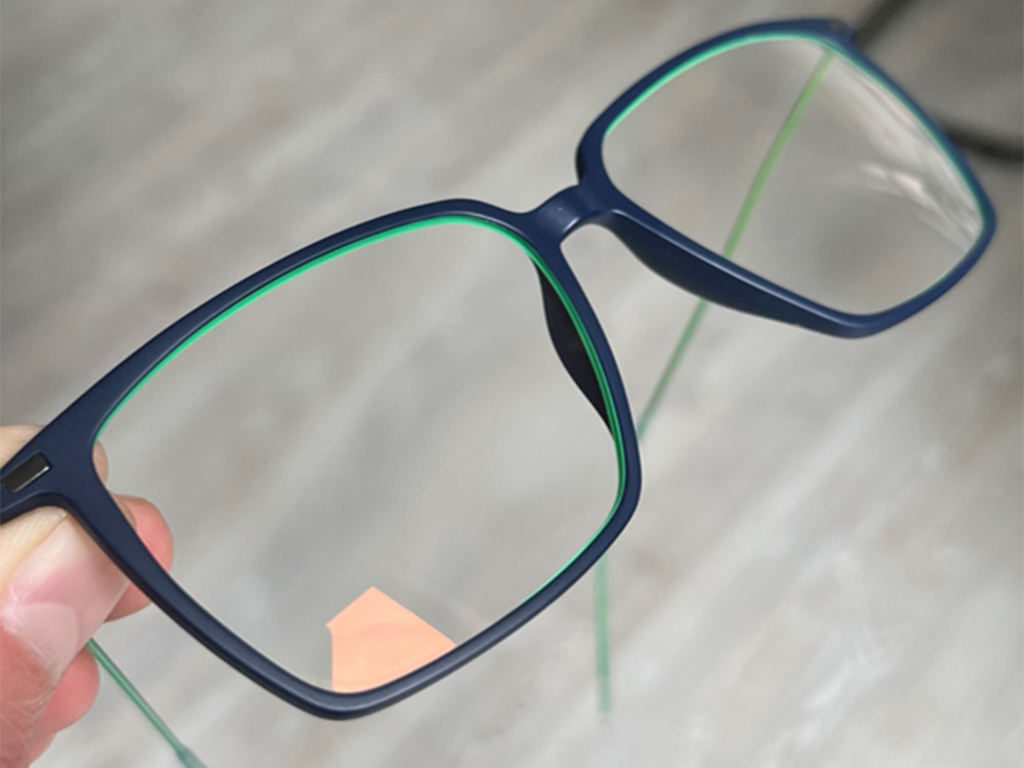 Abb. 6: Gleitsichtbrille mit +1.25 dpt. Die passend zur Bügelfarbe ge­wählte Randbeschichtung perfektioniert dezent die Ästhetik dieser Brille.