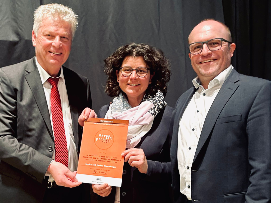 Oberbürgermeister Jürgen Kessing mit Sandra und Markus Stammberger von Brillen-Mosqua bei der Verleihung zum Ehrenamtspreis 2024 der Bürgerstiftung der Stadt Bietigheim-Bissingen