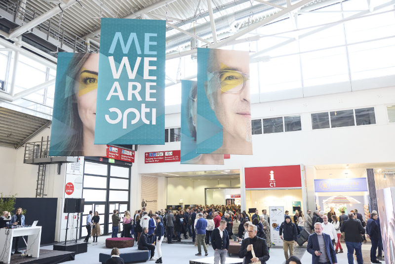 Besucher strömen durch den Eingang der Augenoptik-Fachmesse Opti 2024 in München