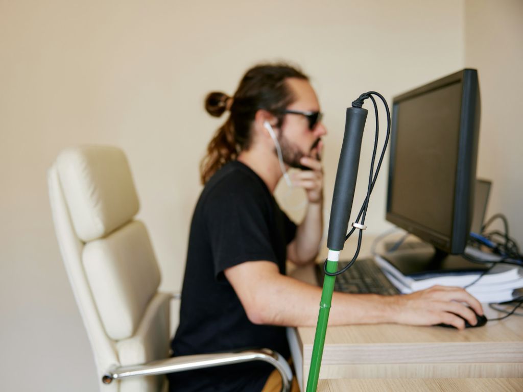Sehbehinderter Mann nutzt Beratungsangebot am Computer