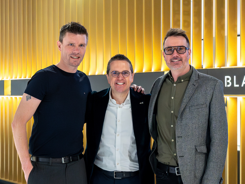 Graham Lewis-Dale und Simon Gavin Hoare von Blackfin UK mit Blackfin-CEO Nicola Del Din (Mitte)