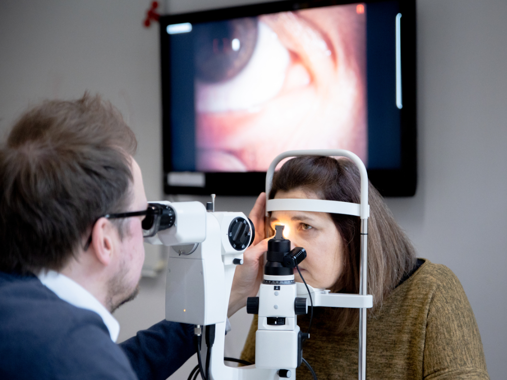 Anwendung von Untersuchungsverfahren im Kontaktlinsen-Labor der Hochschule Aalen