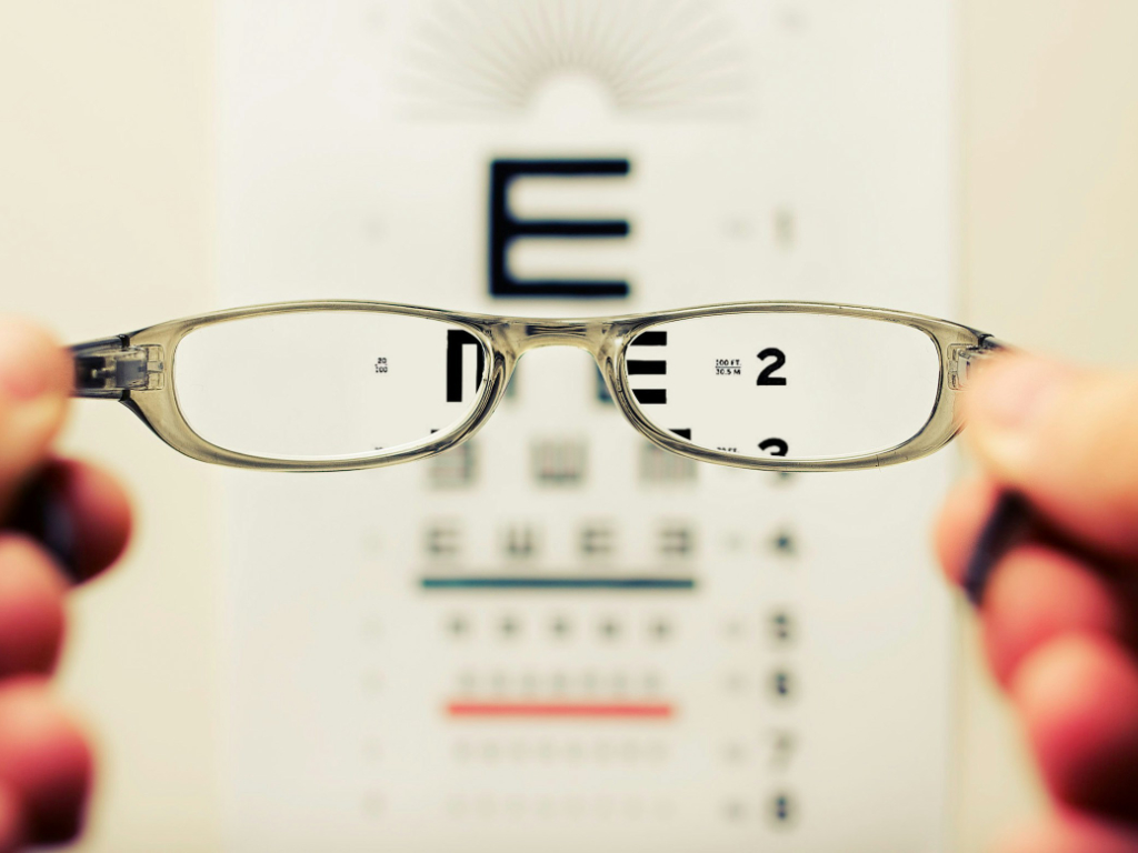 Blick durch Brille simuliert Sehtest beim Augenoptiker