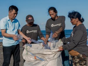 Plastic Bank-Müllsammler bei der Arbeit an einem Strand in Indonesien