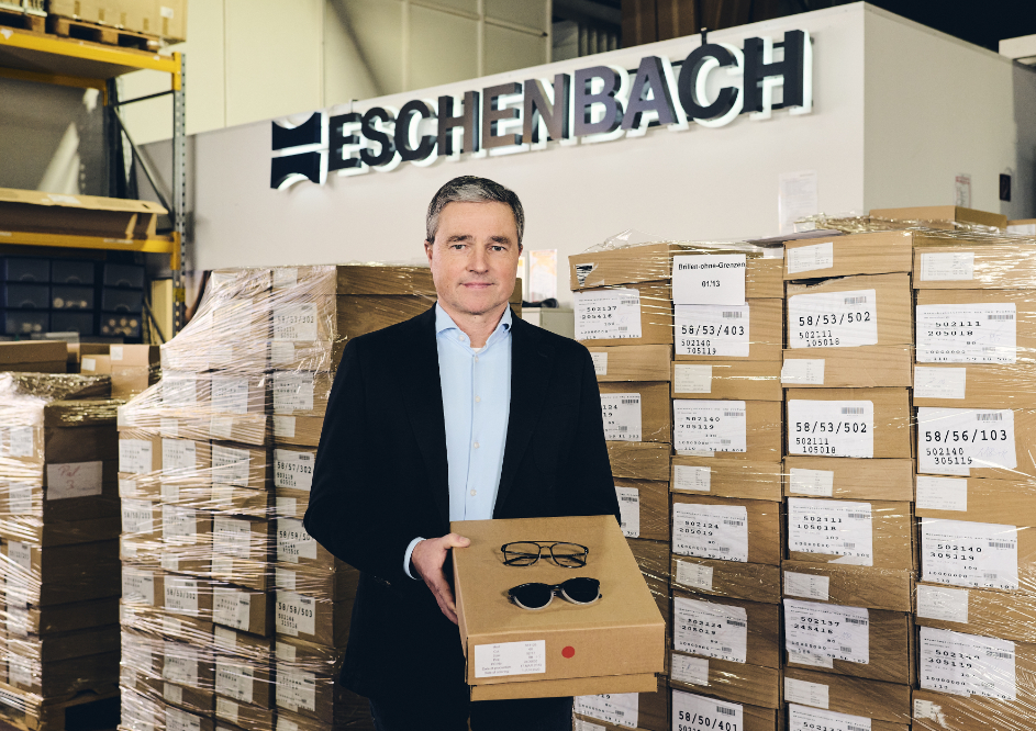 Eschenbach Optik CFO/CEO Dr. Peter Braunhofer im Lager des Unternehmens mit Brillen und Sonnenbrillen, die an Brillen-ohne-Grenzen gespendet werden
