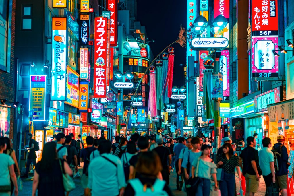 Japanische Metropole bei Nacht mit vielen Leuchtreklamen