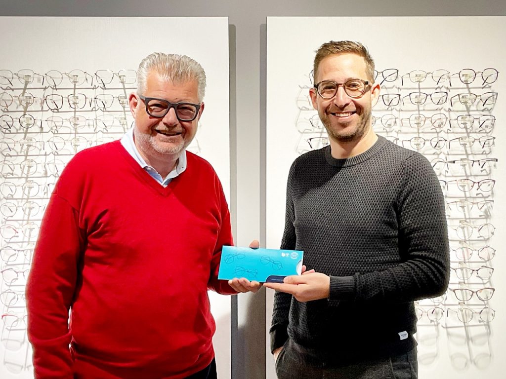 Gutscheinübergabe von MPO-Außendienstler Stephan Schernthaner (rechts) an Optik Zauner (links), einen der Gewinner der Sammelpass-Aktion von MPO Brillenglas MPO in 2023