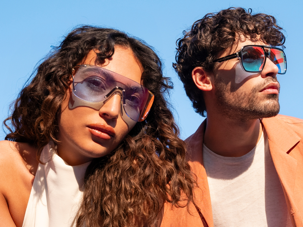 Weibliches und männliches Model trägen ein Brillenmodell aus der Carrera Coachella Festival Capsule Collection