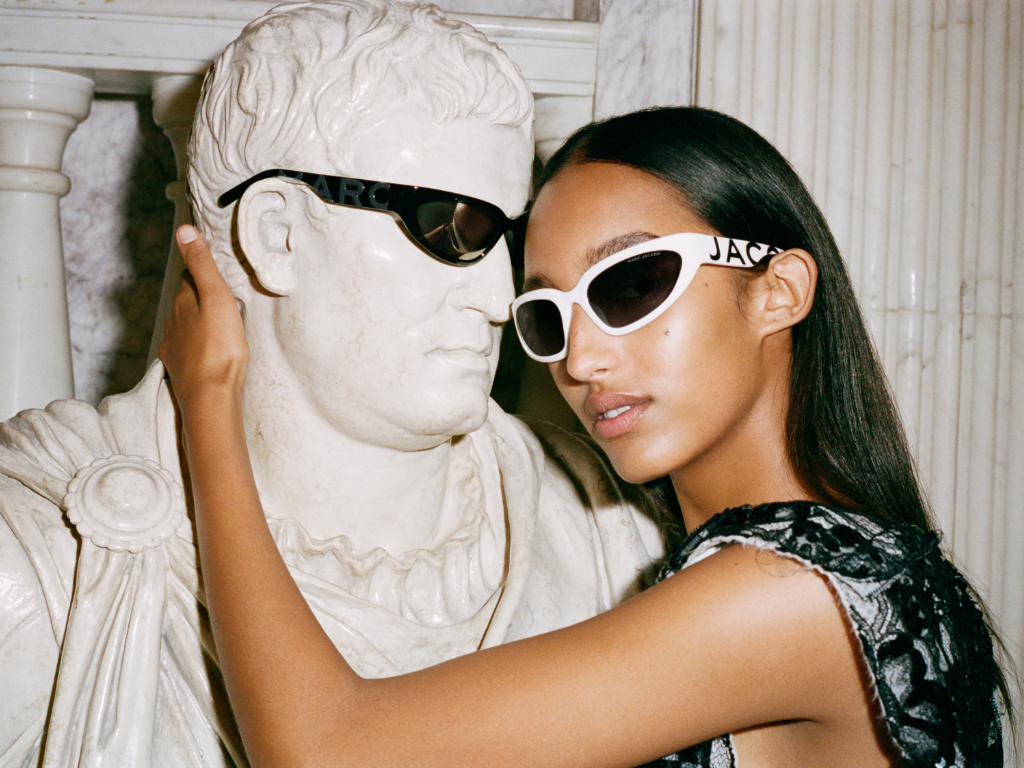 Model trägt Safilo-Brille der Marke Marc Jacobs