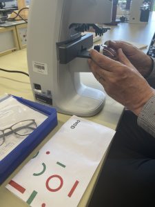 Augenoptik/Optometrie-Studierender passt Brille an in Ellwanger Landeserstaufnahmestelle (LEA)