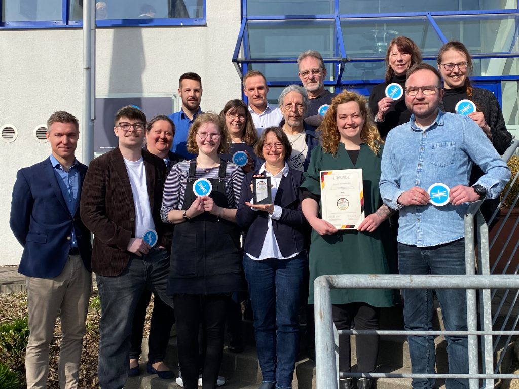 Das Team aus dem Wöhlk-Kundenmanagement in Schönkirchen freut sich über die Auszeichnung durch den Deutschen Servicepreis 2024 als „Bester Anbieter Kontaktlinsen“