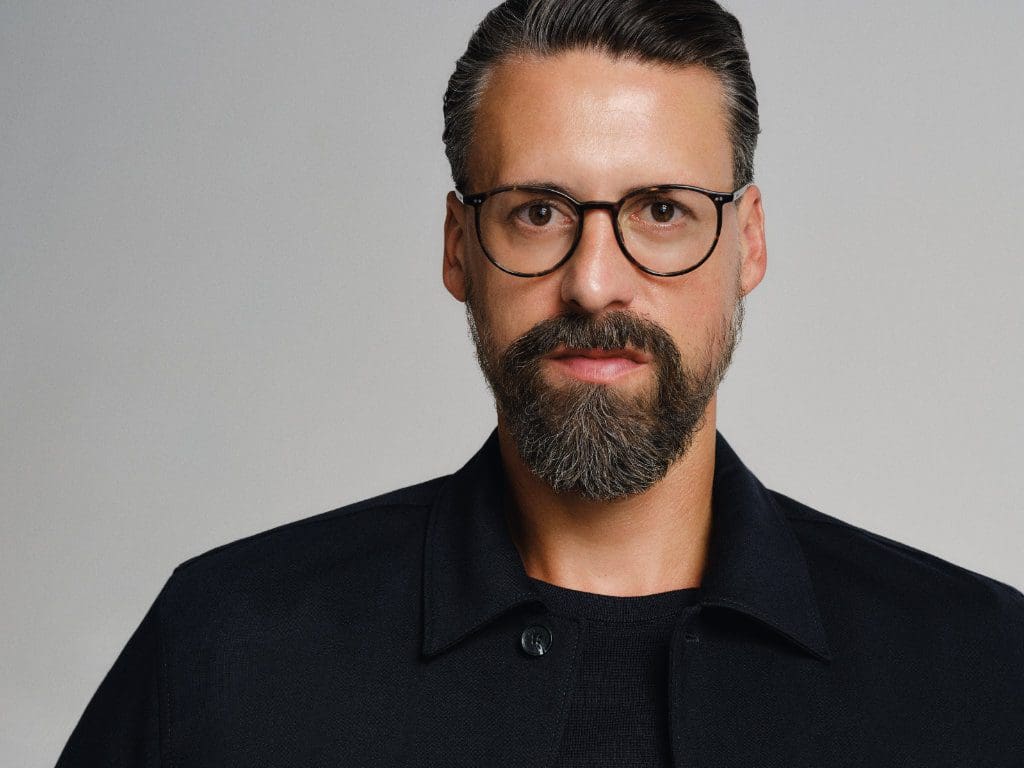 Sandro Wagner trägt eine Brille von Eschenbach Optik als neues Werbegesicht der Marke Marc O’Polo Eyewear