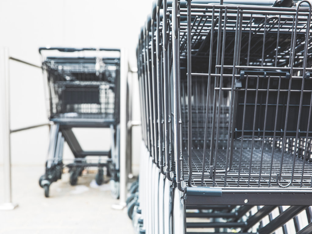 Zwei leere Einkaufswagen