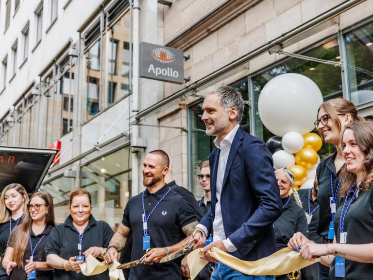 Apollo Managing Director Alex Versteeg, Vertriebsdirektorin Vanessa Gillhaus und Filialleiter Christian Faber durchschneiden am 28. August morgens das Eröffnungsband und leiten damit feierlich die Eröffnung des neuen Flagship-Stores in Nürnberg ein.