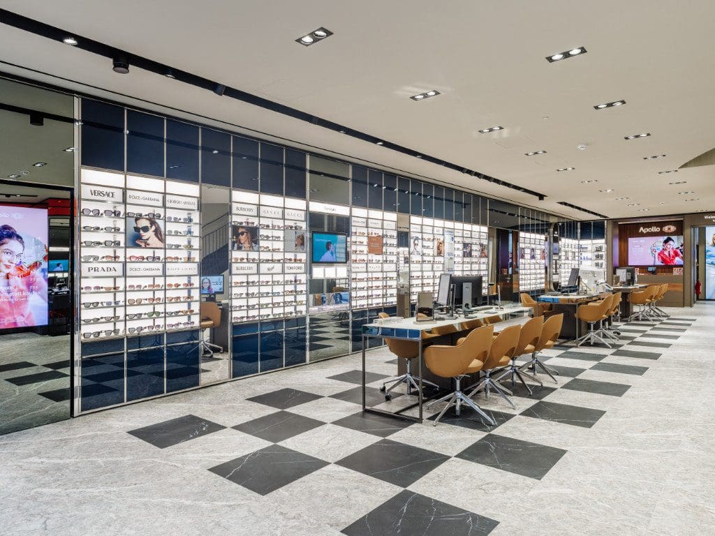 Innenansicht Flagship-Store von Apollo Optik in der Nürnberger Innenstadt